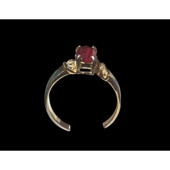 Elegant Gold Tone Ring With Red And Clear Stones Size 7 - Picture 8 of 11